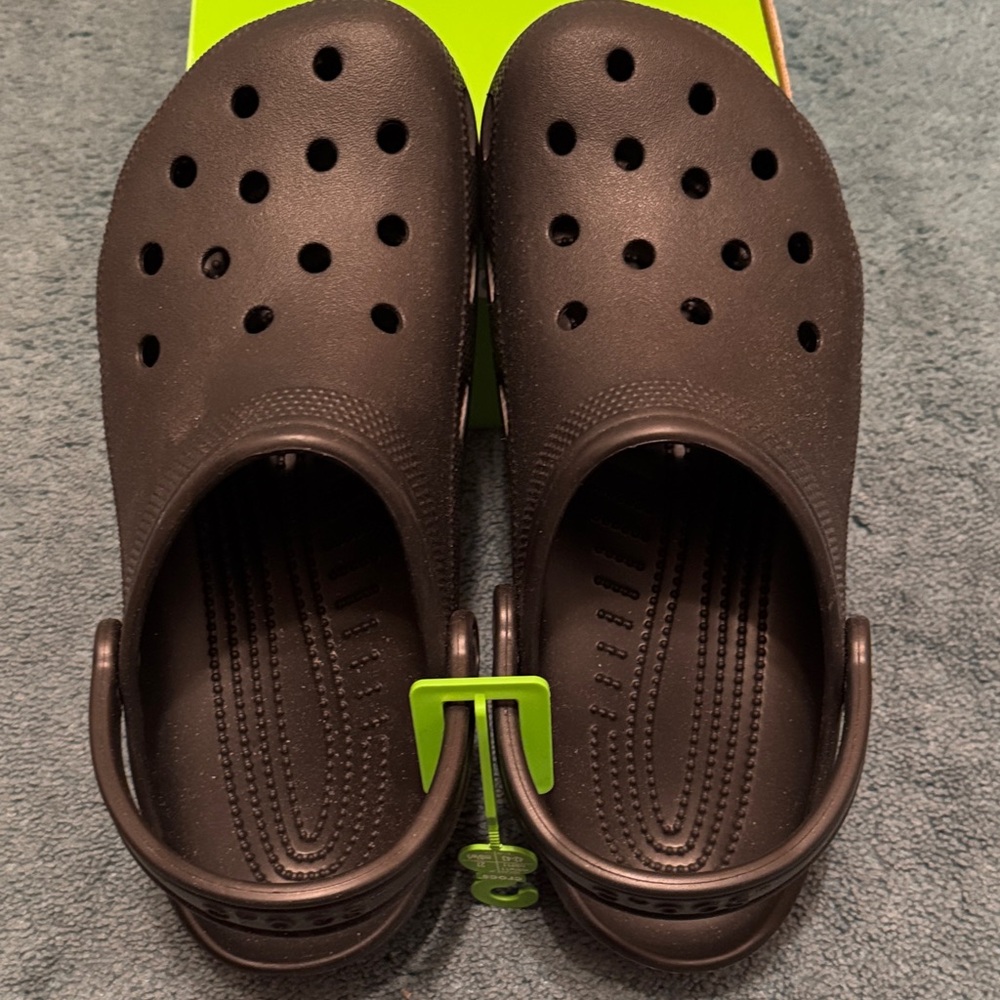 CROCS Men's Black Classic Clog, 9 - NEW NEVER WORN